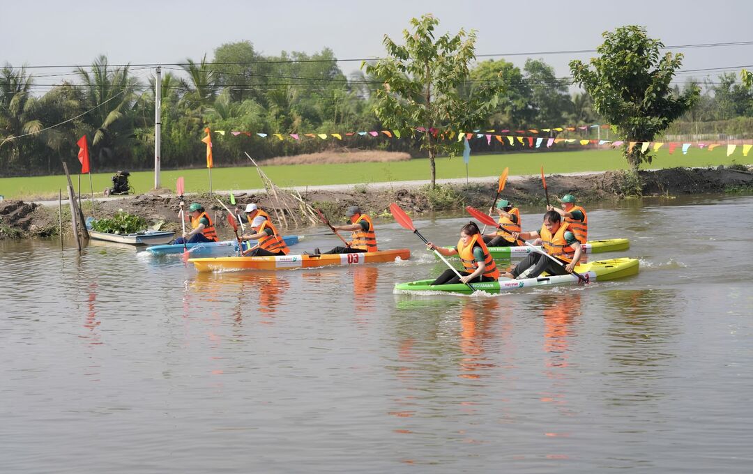 Cư dân trải nghiệm hoạt động giải trí chèo thuyền Kayak trên dòng sông nội khu phẳng lặng tại Five Star Eco City