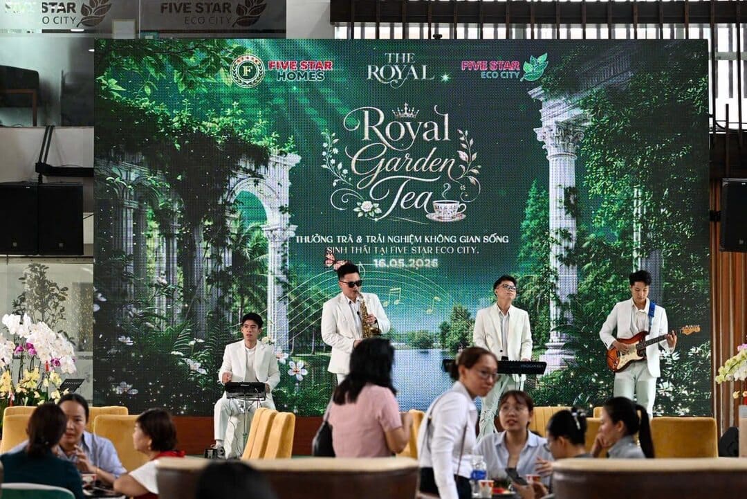 Khách hàng thưởng thức tiệc trà hoàng gia trong không gian xanh mát