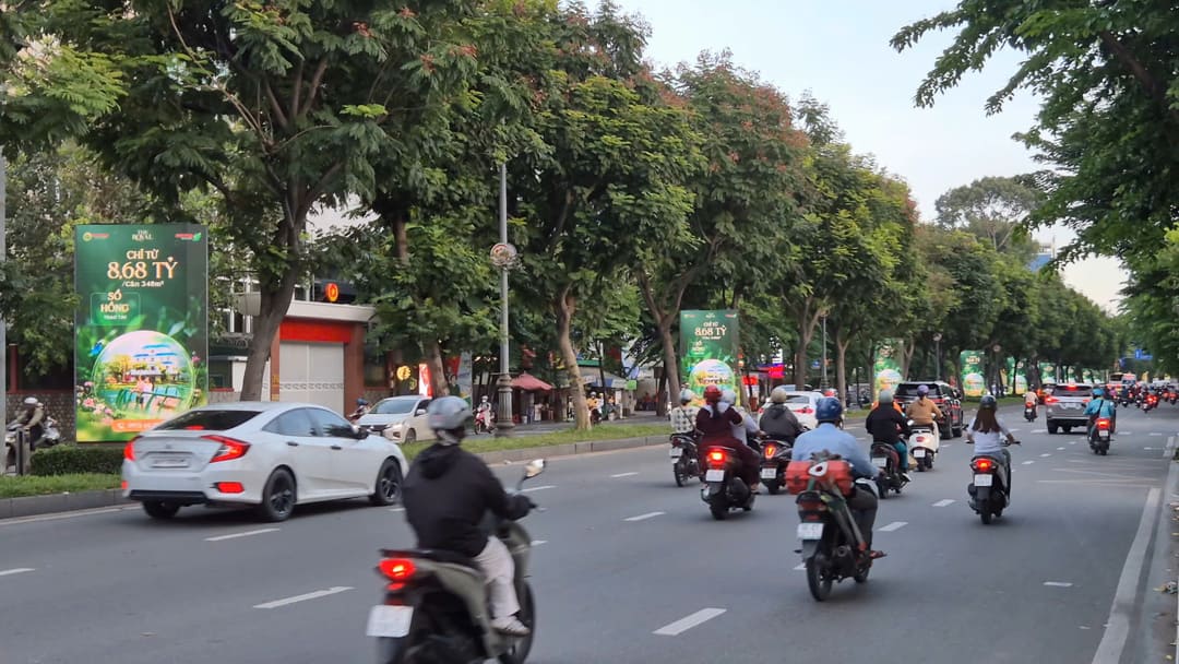 Hệ thống Pano truyền thông The Royal Five Star Eco City trên đường Trường Sơn cửa ngõ sân bay