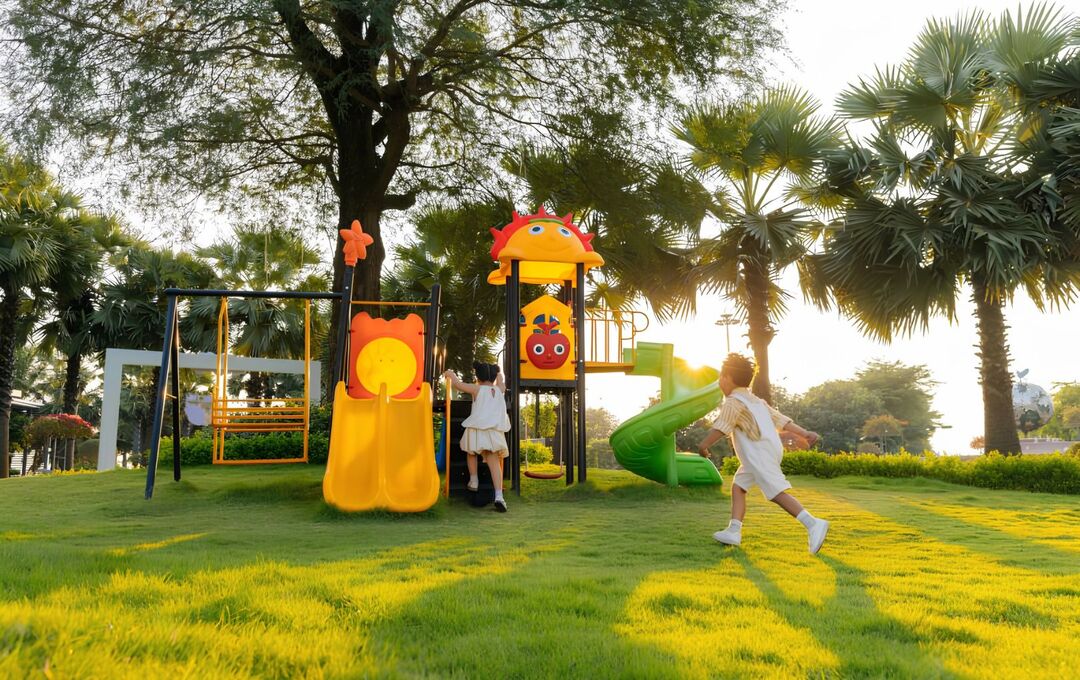 Khu vui chơi trẻ em ngoài trời với các trò chơi vận động đa dạng sắc màu tại Five Star Eco City