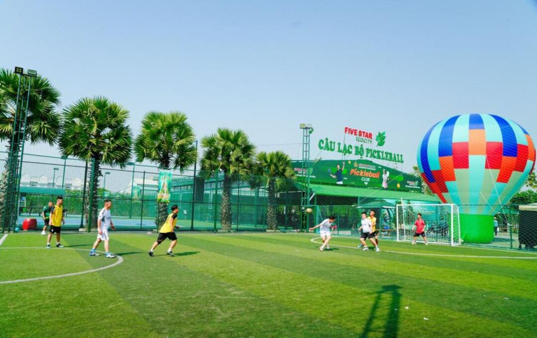 Sân bóng đá cỏ nhân tạo hiện đại dành riêng cho cộng đồng cư dân Five Star Eco City