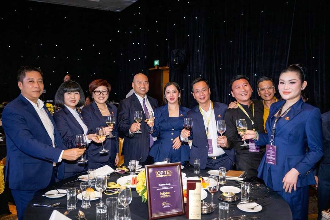 Ban lãnh đạo và các đối tác của Five Star Group nâng ly chúc mừng giải thưởng quốc tế