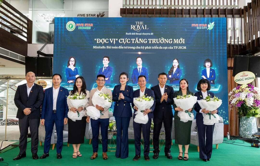Ban lãnh đạo và các đối tác chiến lược chụp hình lưu niệm trên sân khấu