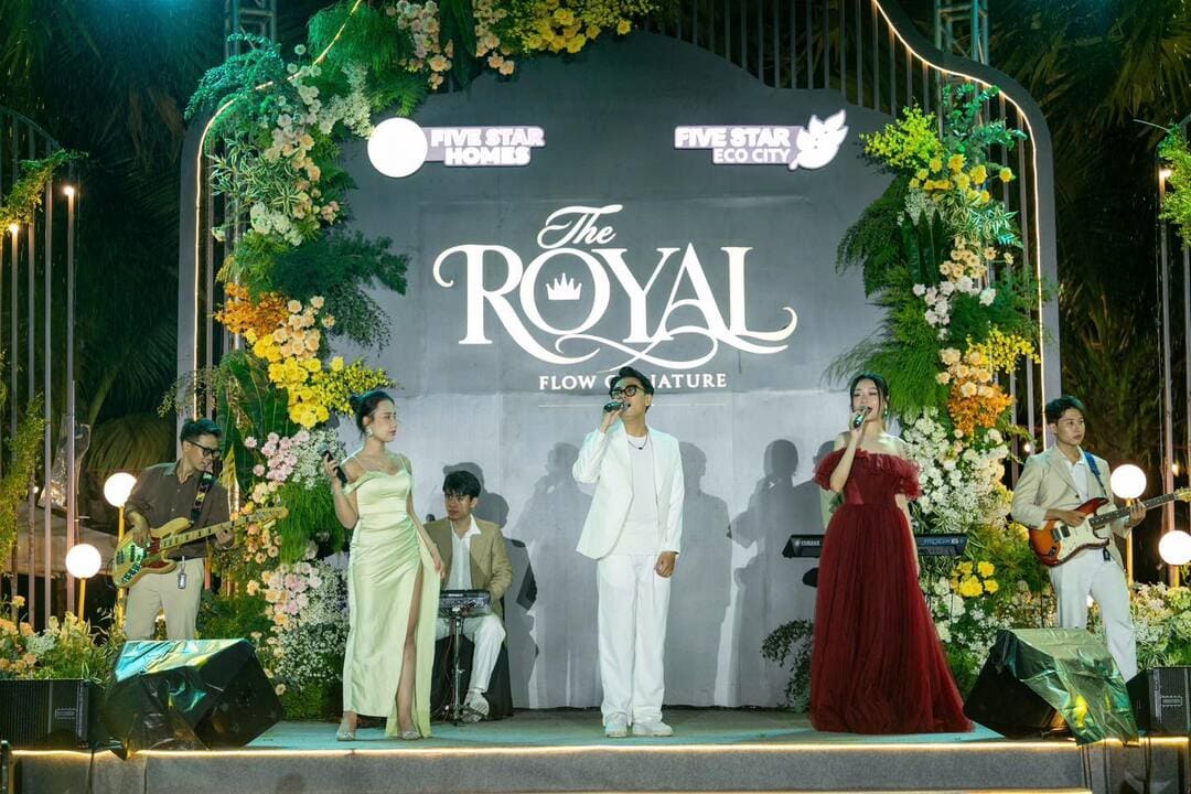 Ca sĩ biểu diễn tại đêm nhạc The Royal