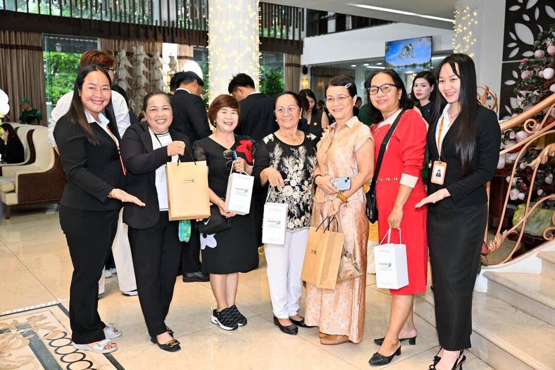 Khách tham quan sa bàn dự án tại khu nhà mẫu