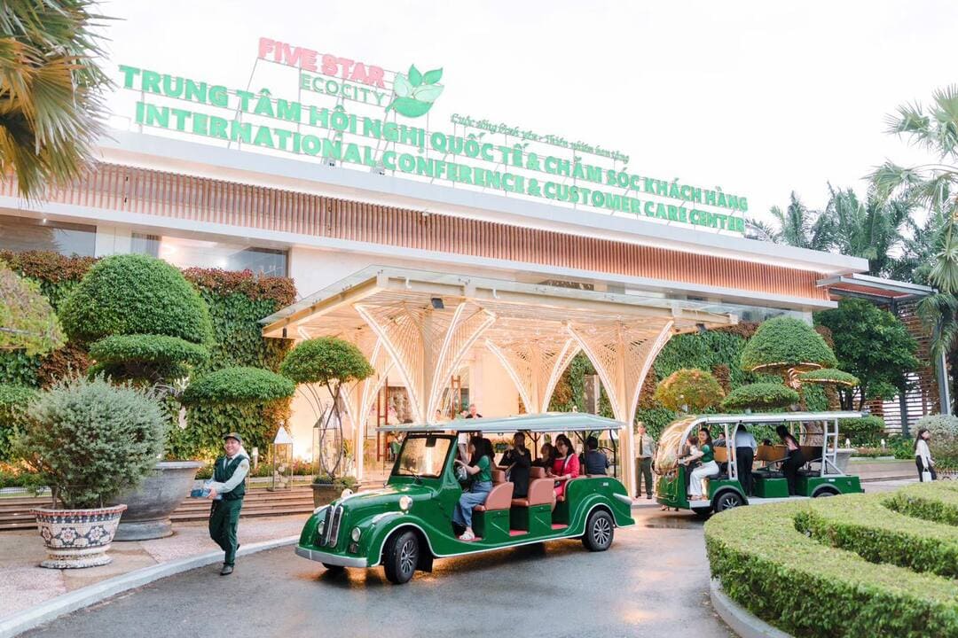 Khách hàng tham quan trải nghiệm dự án Five Star Eco City