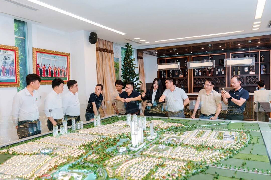 Khách hàng tham quan khu vực sa bàn Five Star Eco City