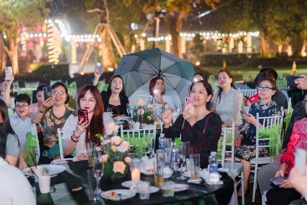 Khán giả đồng hành cùng đêm nhạc The Royal dưới màn mưa