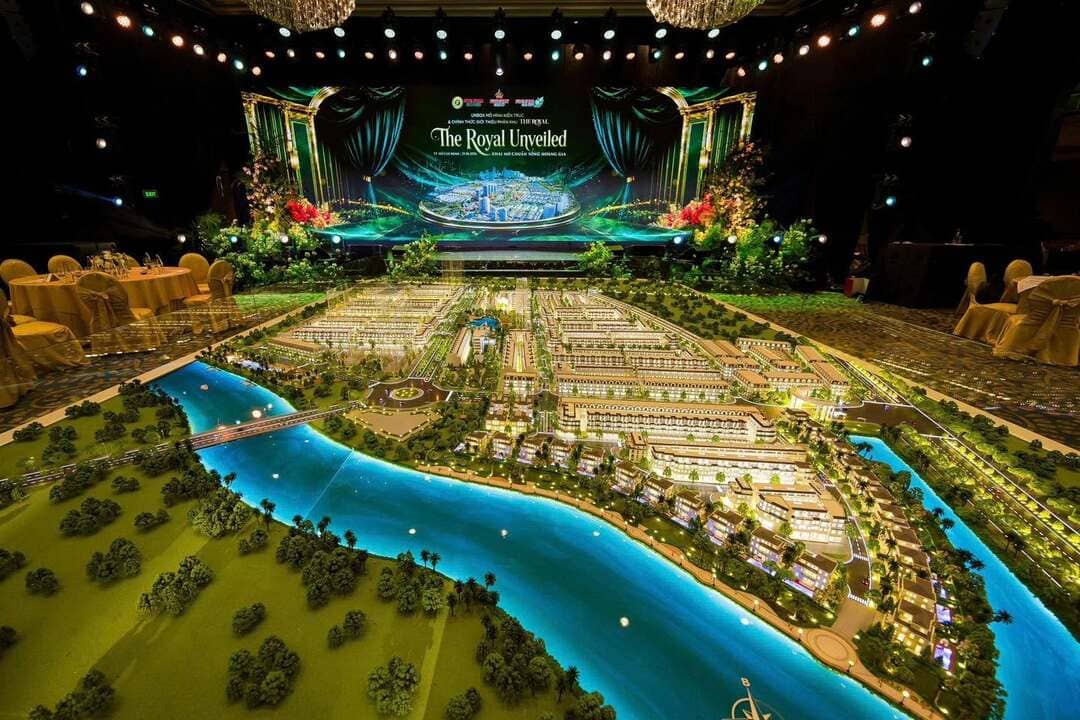 Giới đầu tư tìm hiểu chi tiết quy hoạch kiến trúc qua mô hình sa bàn phân khu The Royal