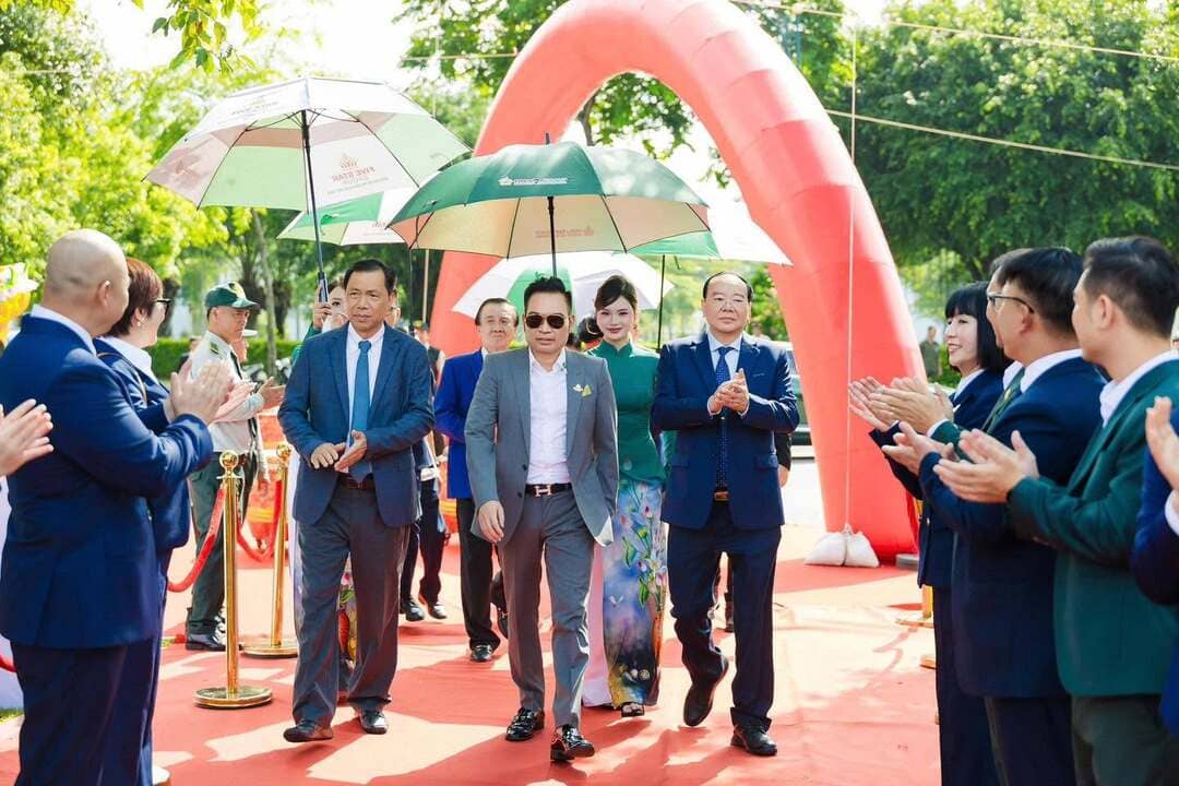 Đại diện ban lãnh đạo chủ đầu tư Tập đoàn Năm Sao tại buổi lễ