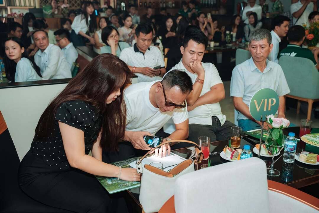 Khách tham dự sự kiện tận hưởng không gian âm nhạc và dịch vụ tiệc cao cấp