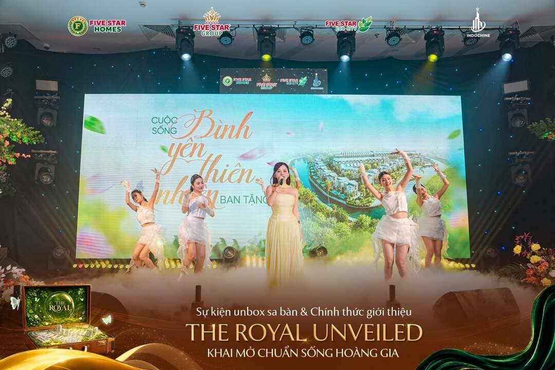 Ca sĩ Ngô Lan Hương trình diễn rạng rỡ trên sân khấu sự kiện The Royal Unveiled