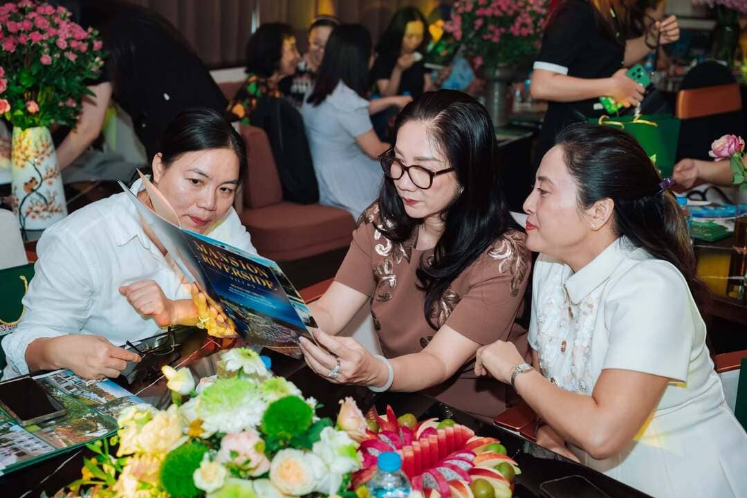 Nhà đầu tư trao đổi thảo luận sôi nổi về tiềm năng sinh lời của dự án