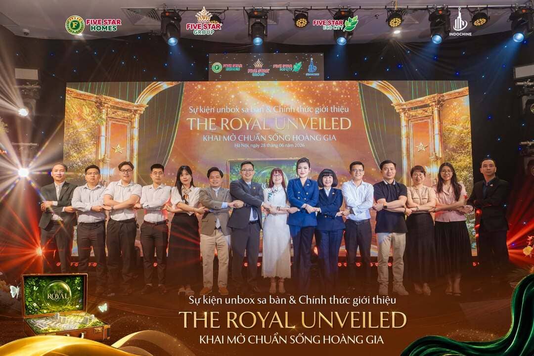 Toàn cảnh không gian sự kiện The Royal Unveiled sang trọng quy mô lớn tại Hà Nội