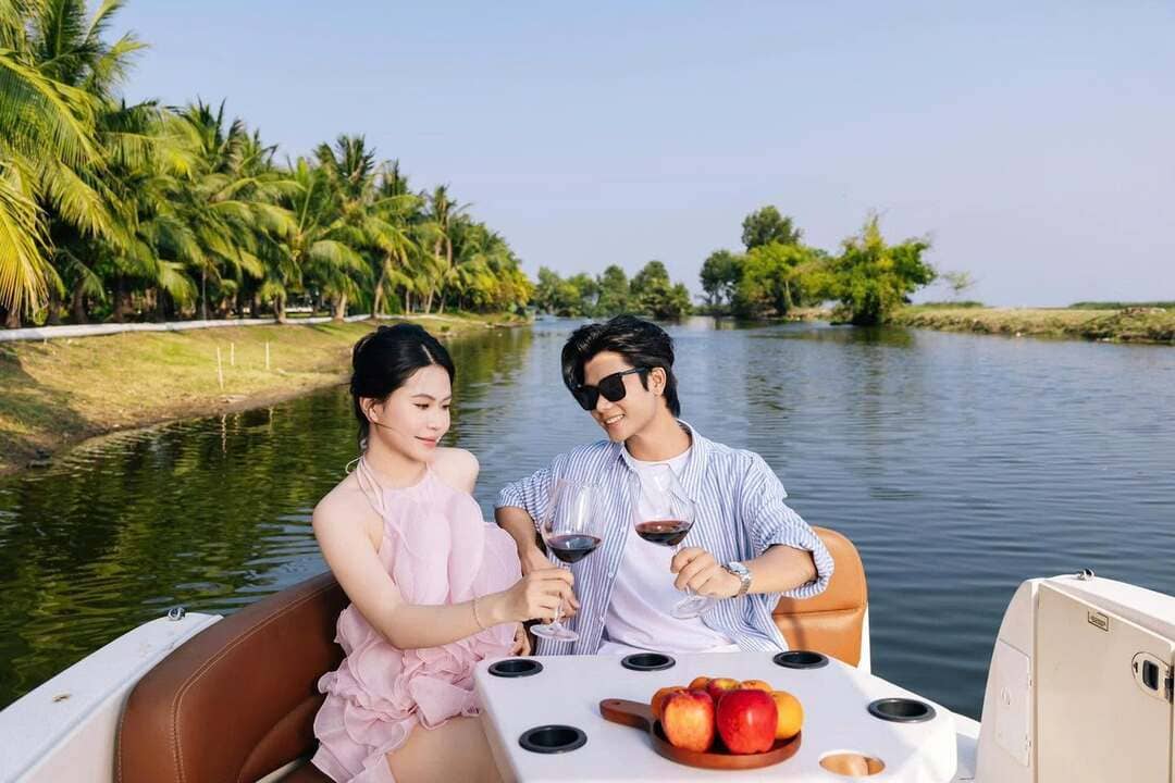 Hoạt động chèo thuyền Kayak và SUP thể thao thư giãn trên sông Five Star Eco City