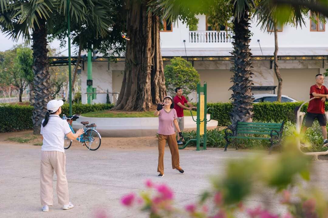 Cư dân chạy bộ và tập thể dục buổi sáng tại Five Star Eco City