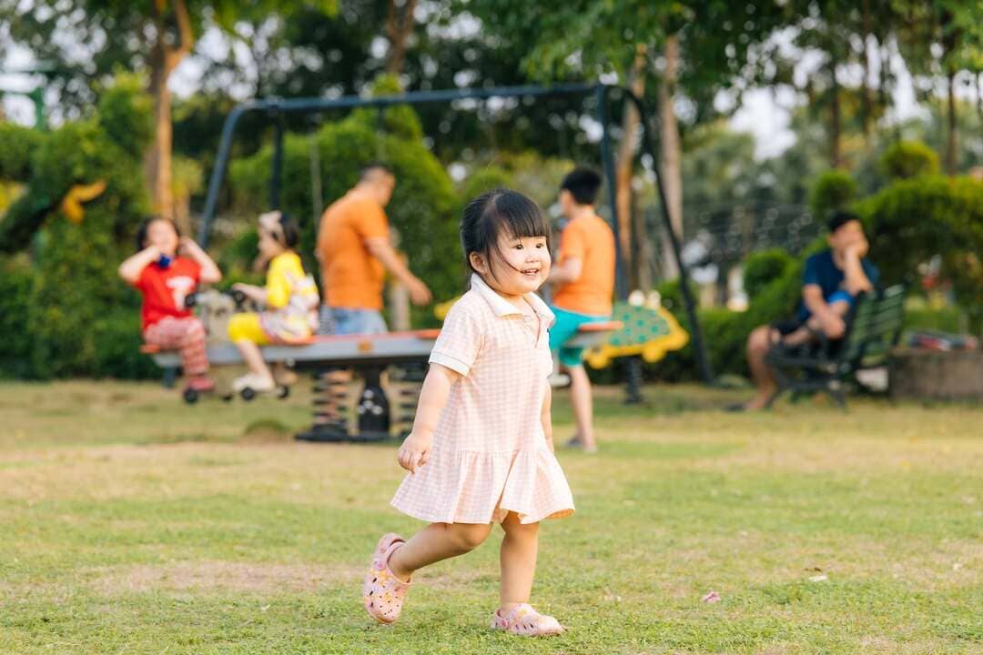 Gia đình hạnh phúc vui chơi trên bãi cỏ tại Five Star Eco City