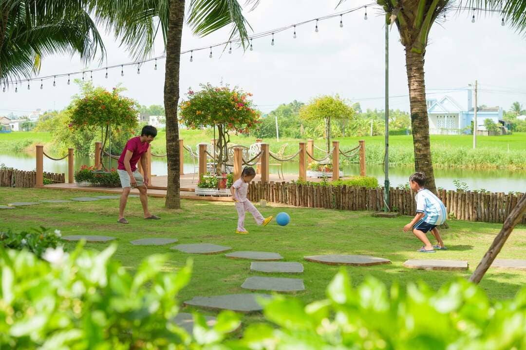 Trẻ em vui chơi giữa không gian thiên nhiên tại Five Star Eco City